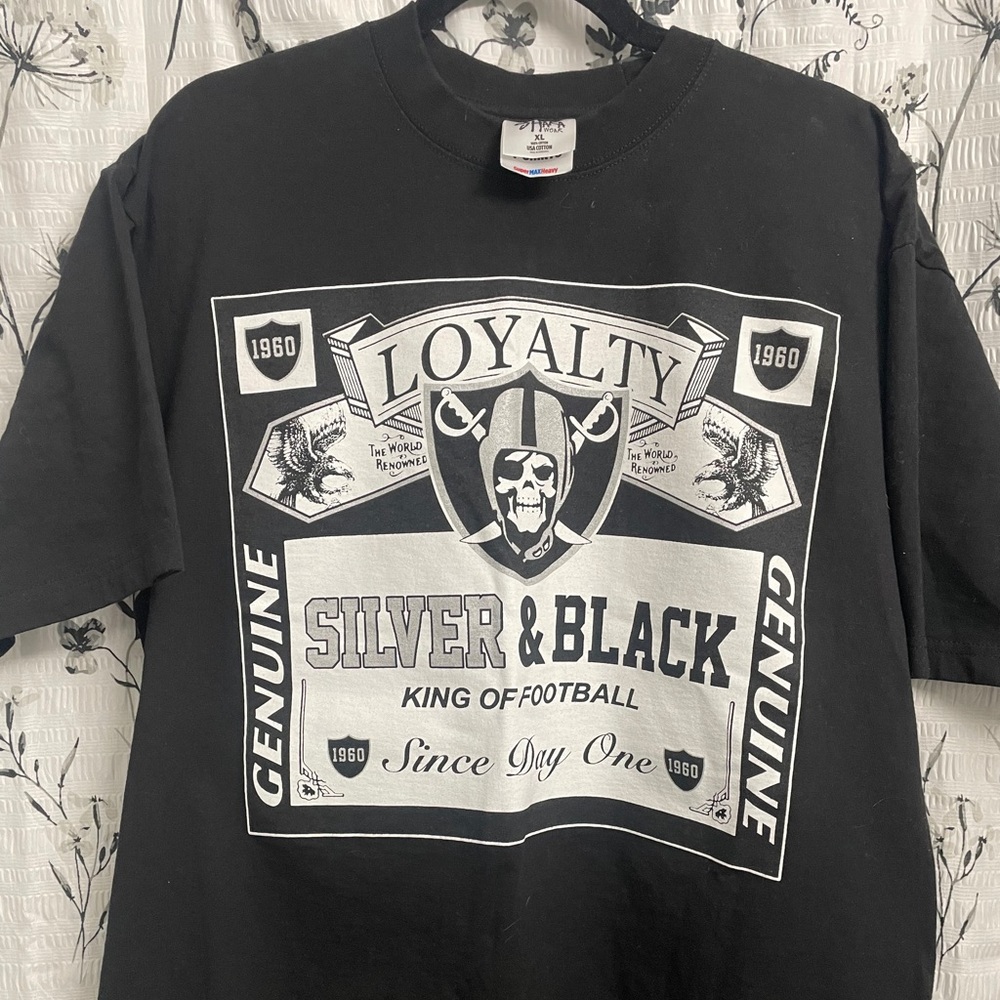 Black Raiders Football T-Shirt Men’s size XL! 🏈☠️